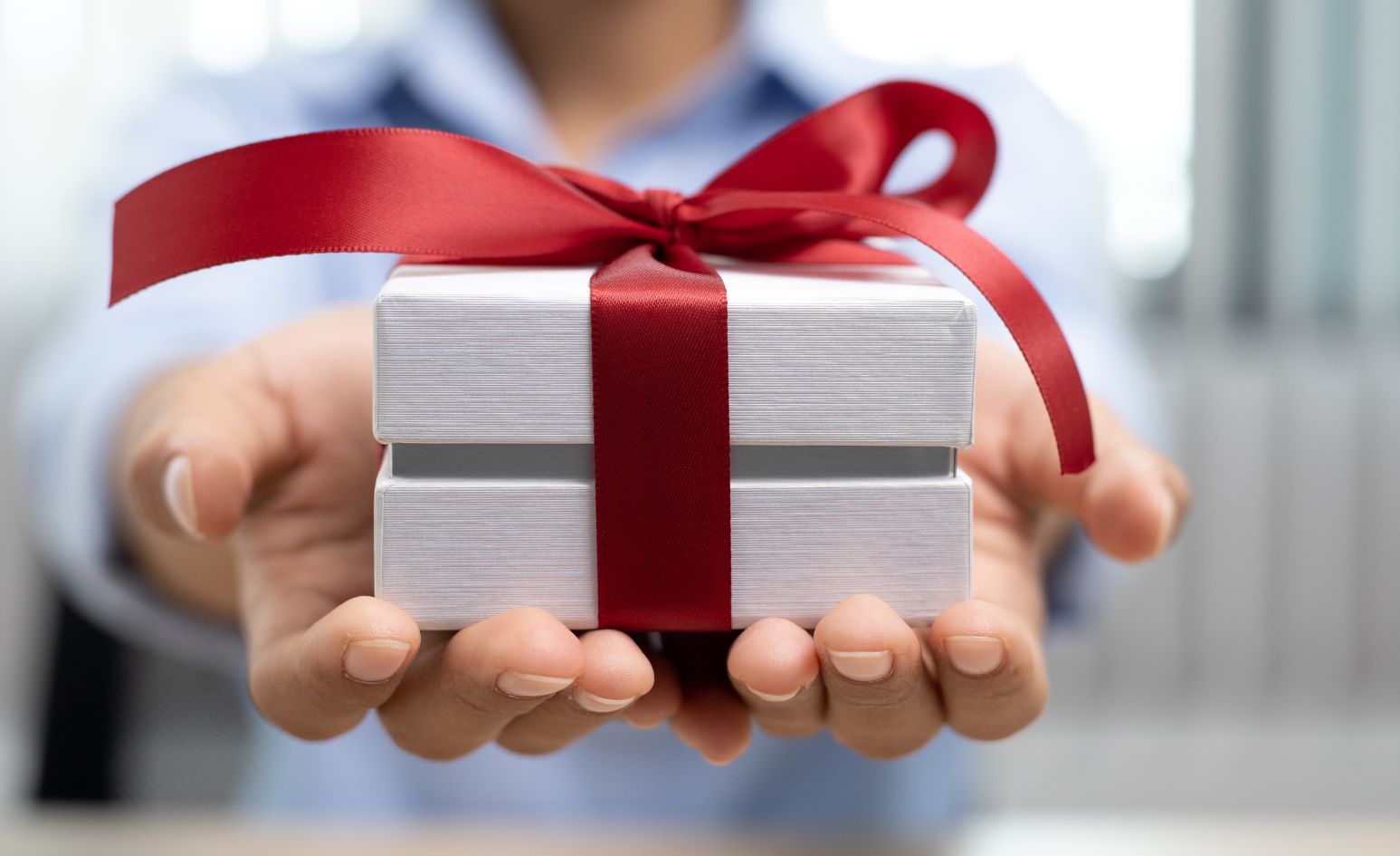 Caja de regalo elegante con lazo